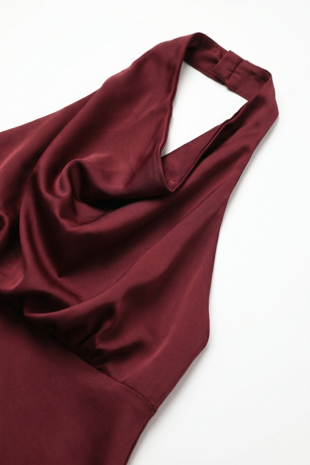 Vestido Mini A-Line com Decote Cowl de Cetim Burgundy com Decote Halter e Costas Abertas