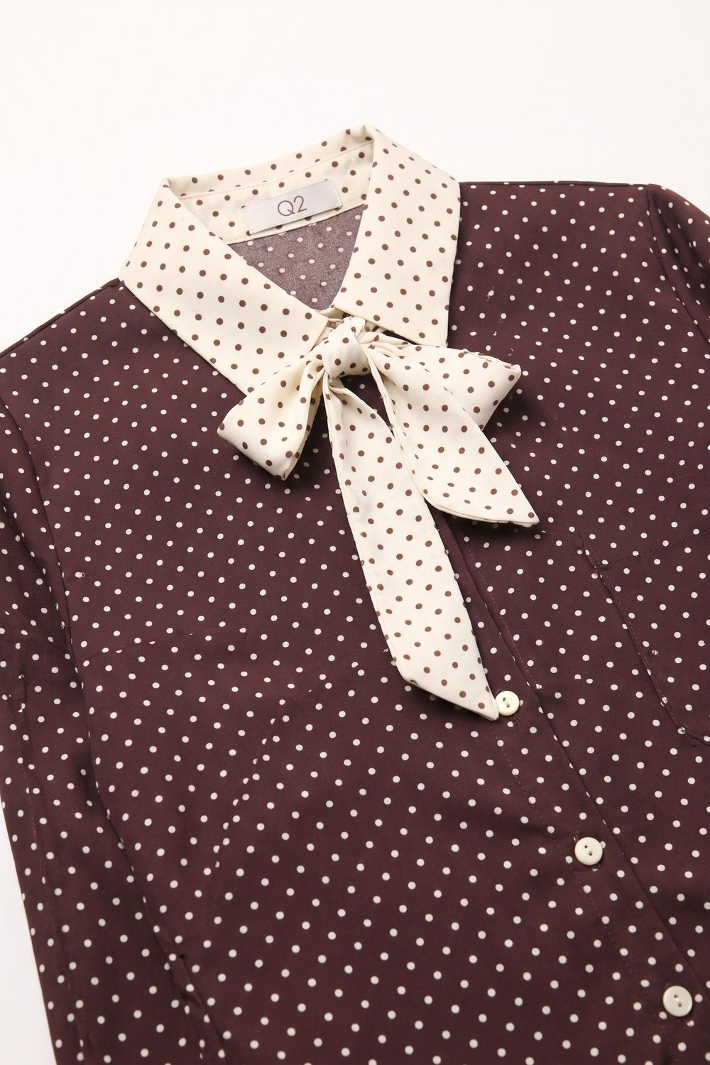 Blusa Camisa de Cetim Borgonha com Estampa de Bolinhas e Gravata Borboleta em Contraste Creme