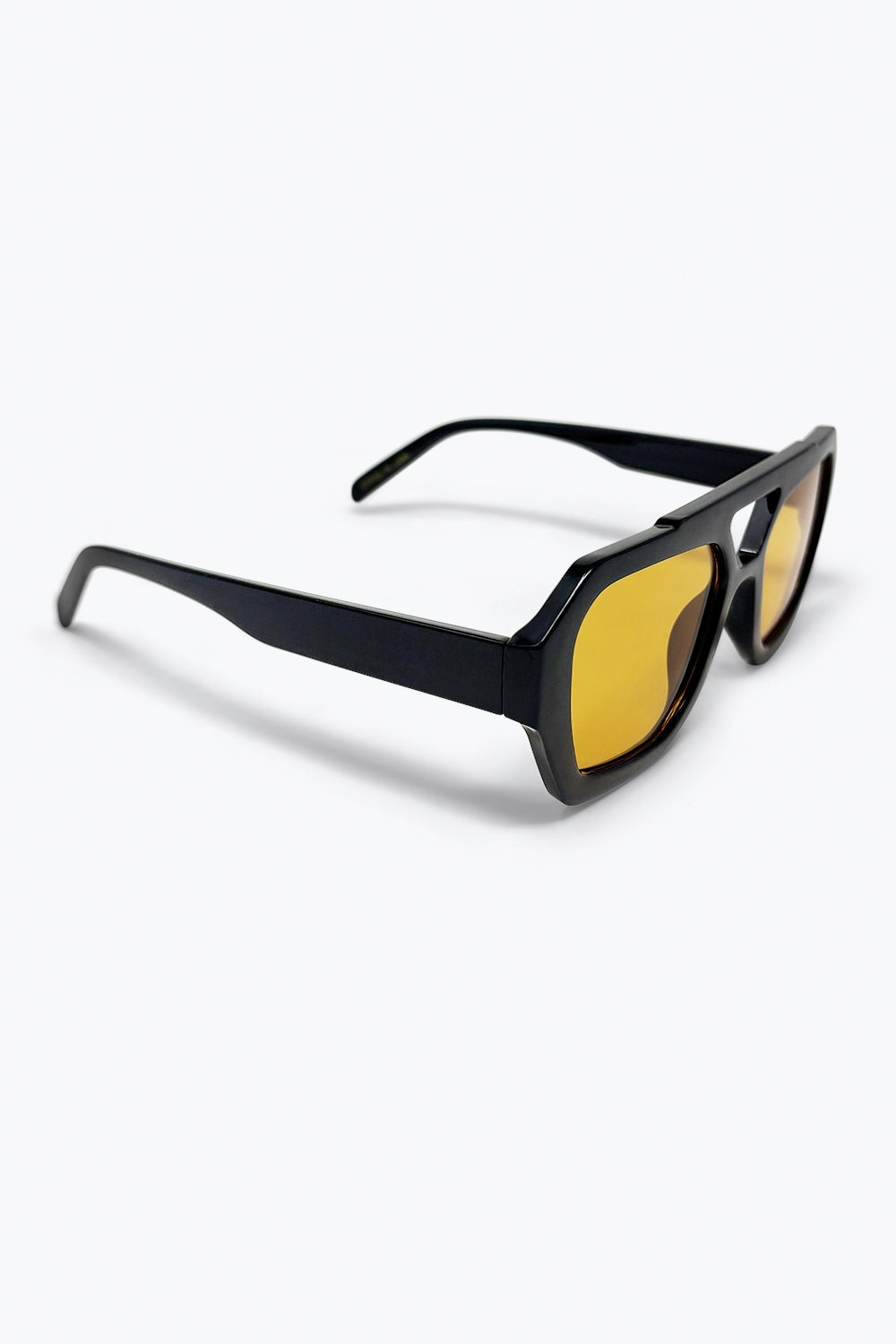Armação Preta e Amarela Óculos de Sol Oversized com Lentes Amarelas