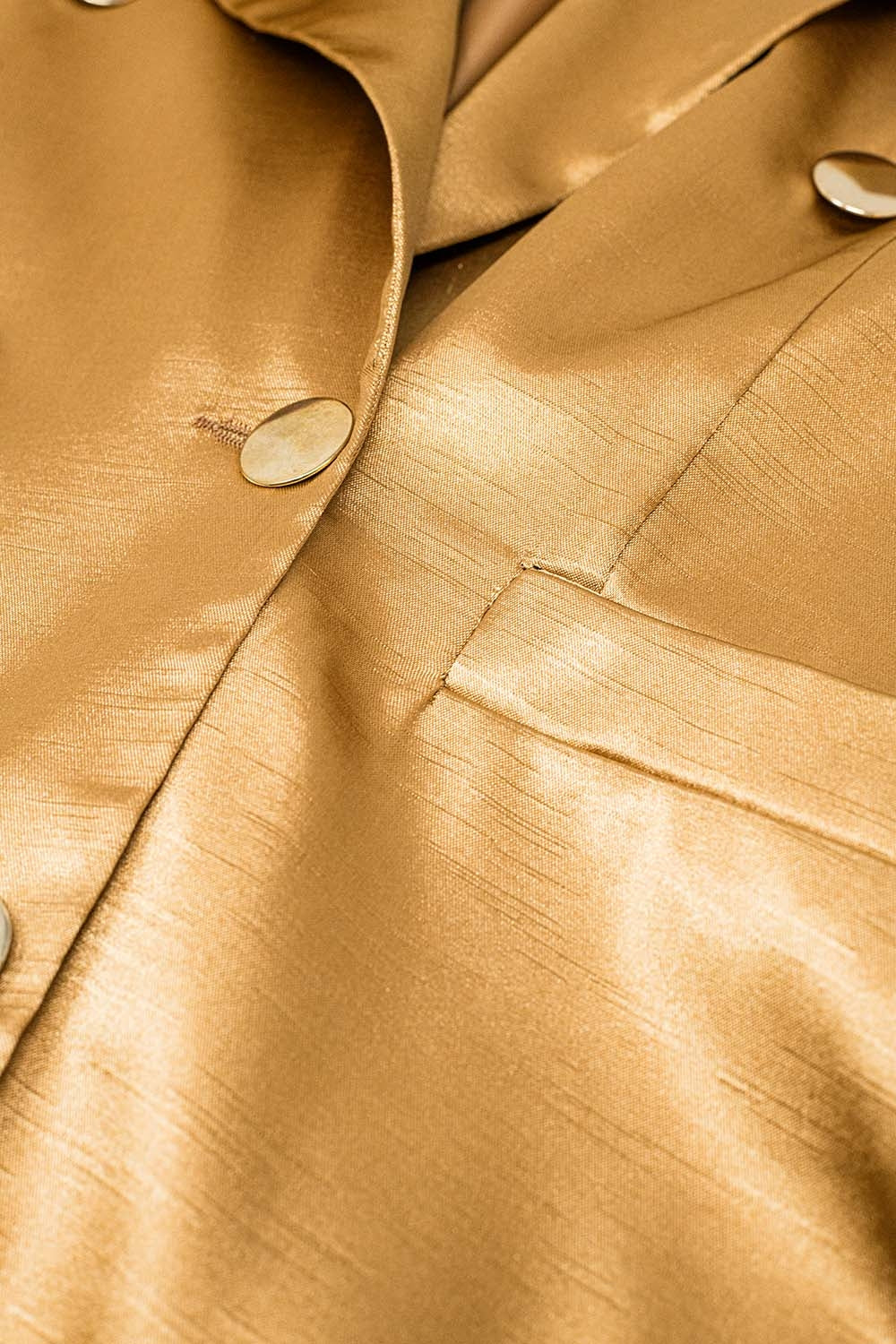 Blazer com duplo peito em cetim dourado