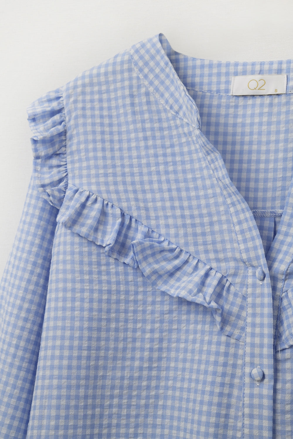 blusa azul com folhos