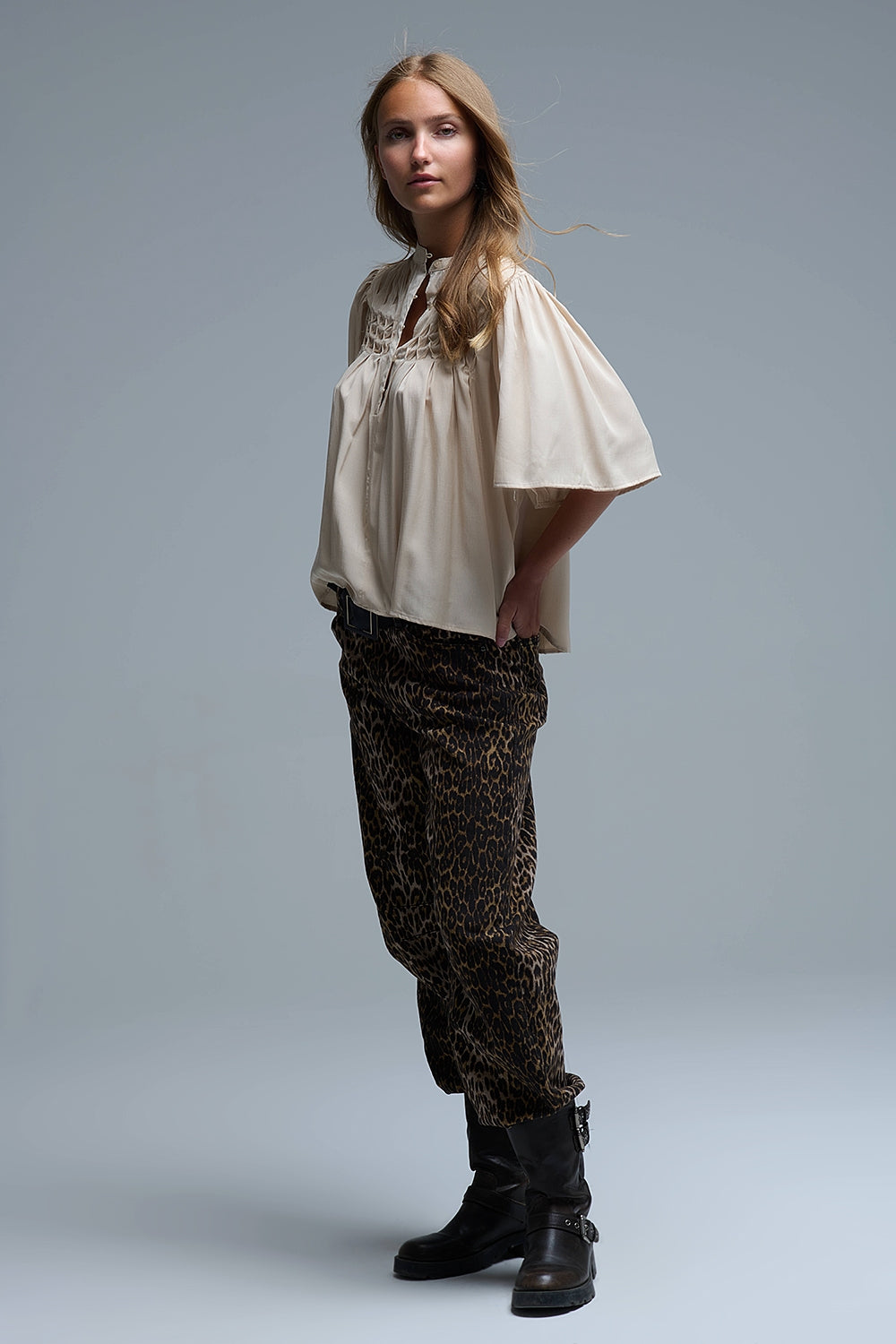 Blusa bege descontraída de estilo boho com pormenores bordados