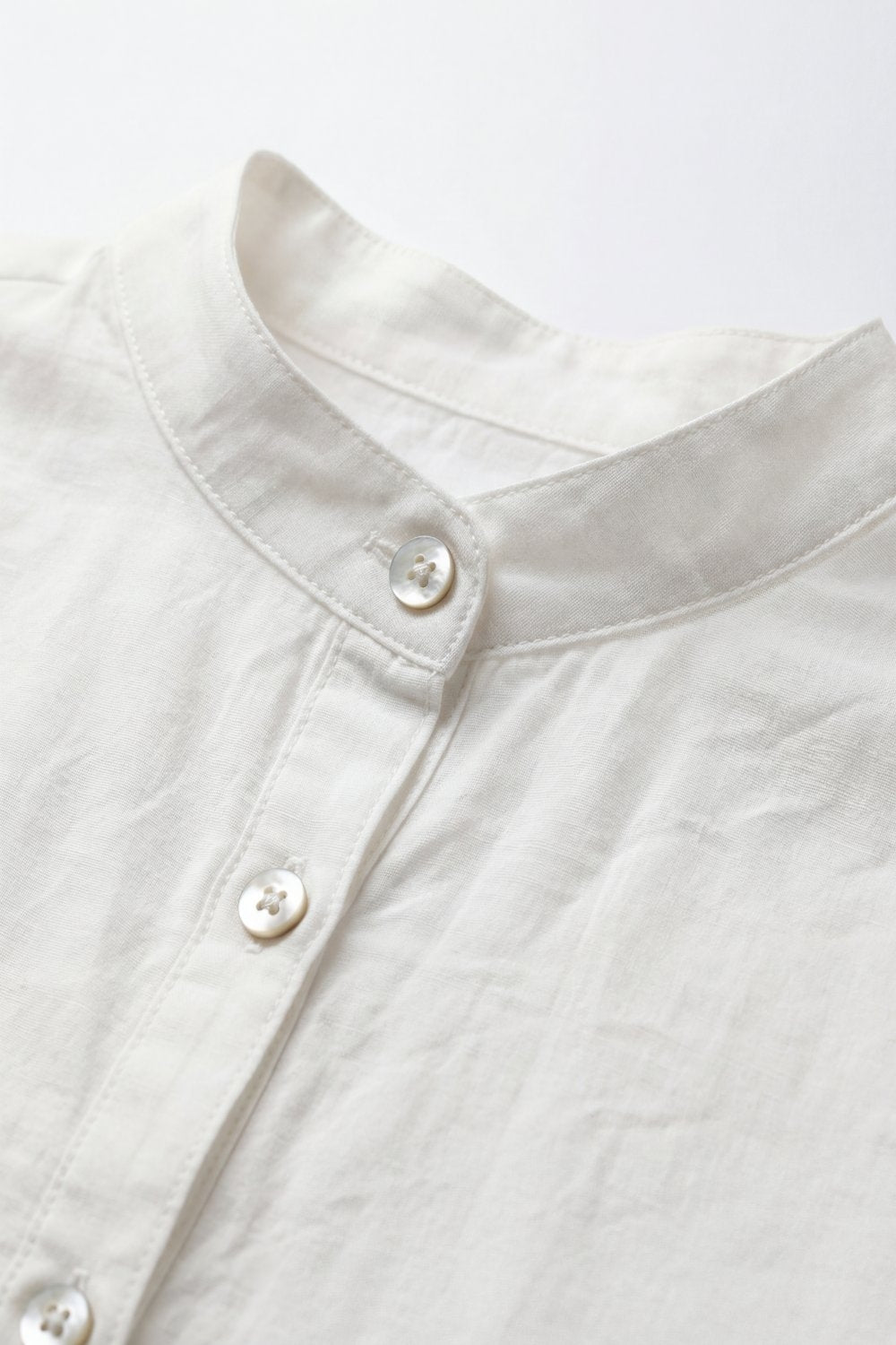 Blusa Branca com Botões na Frente Mangas Bufantes e Barra Assimétrica