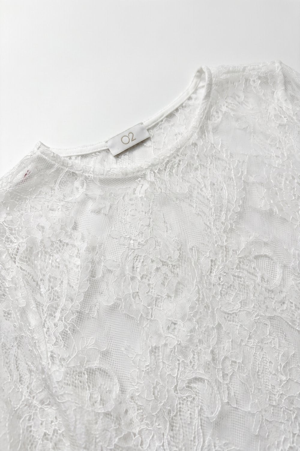 Blusa Branca de Renda com Mangas Compridas e Detalhe Floral