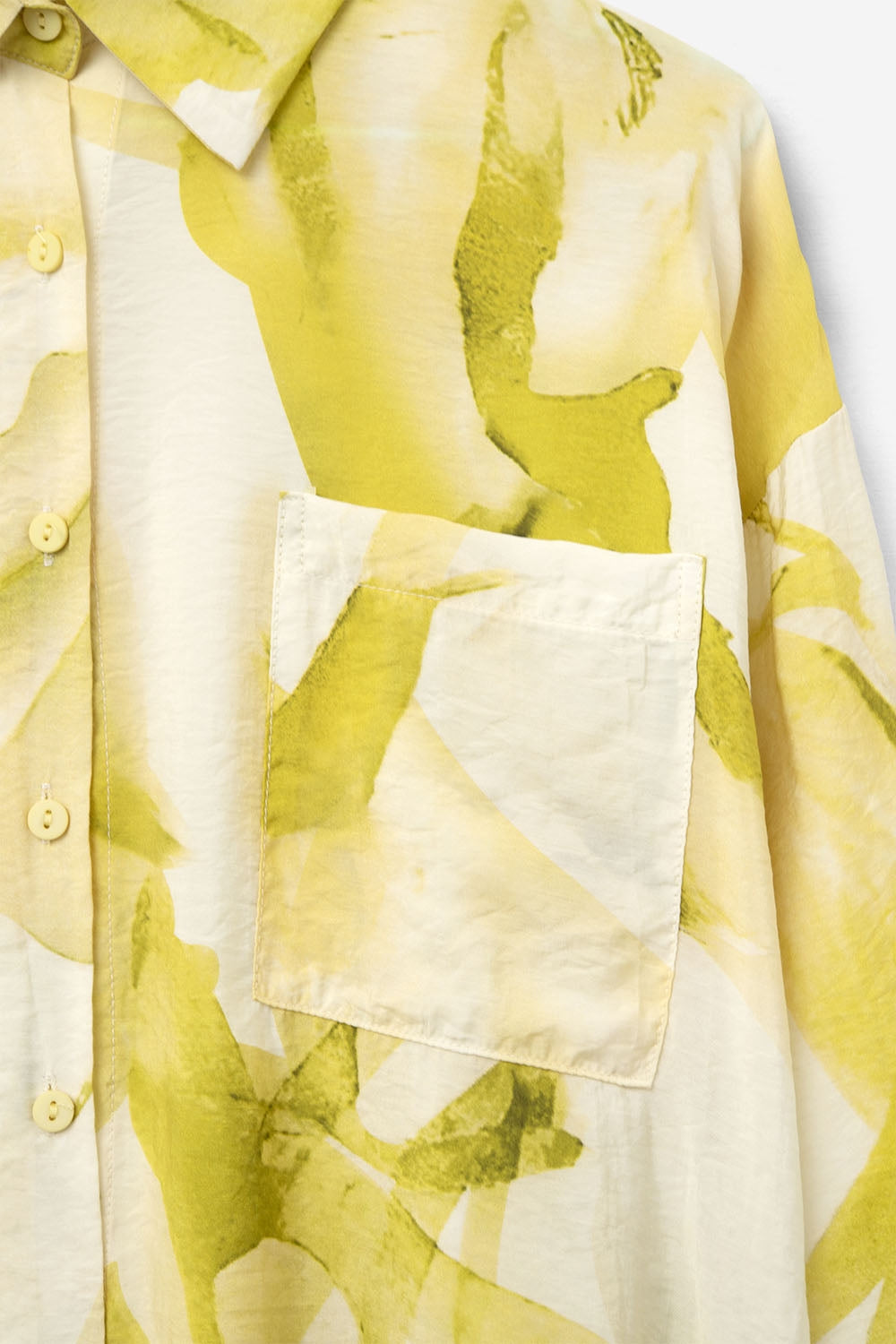 Blusa com botões estampada em aguarela em amarelo