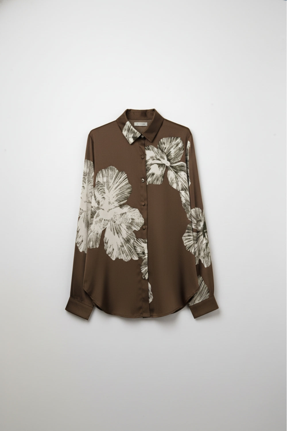 Blusa com bot›es florais castanha em tecido de cetim