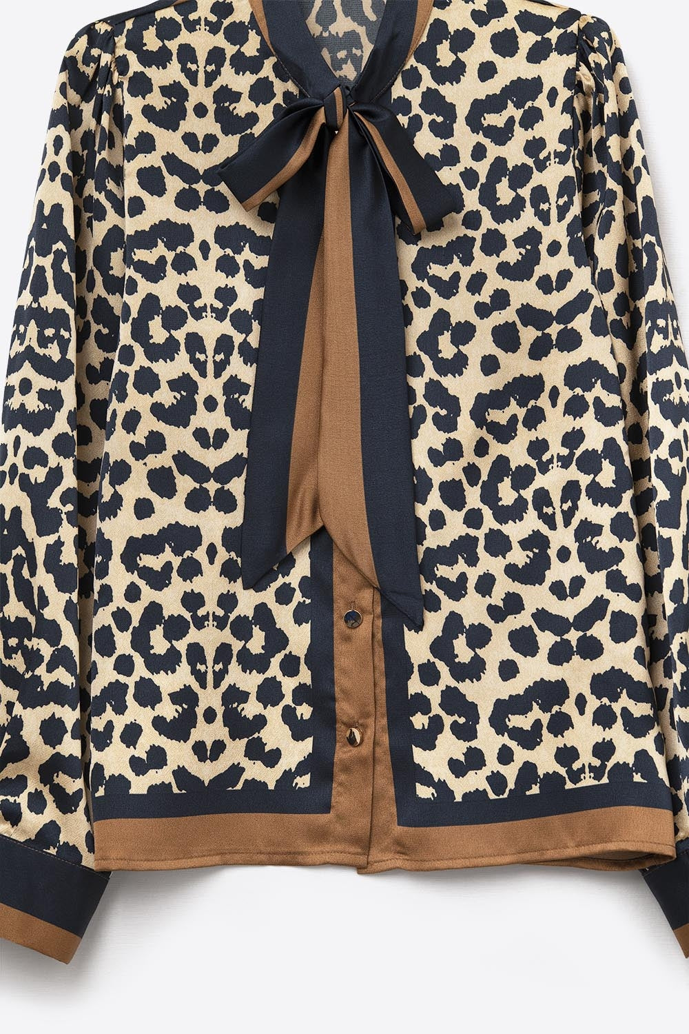 Blusa de cetim com estampado de leopardo e pormenor de laço