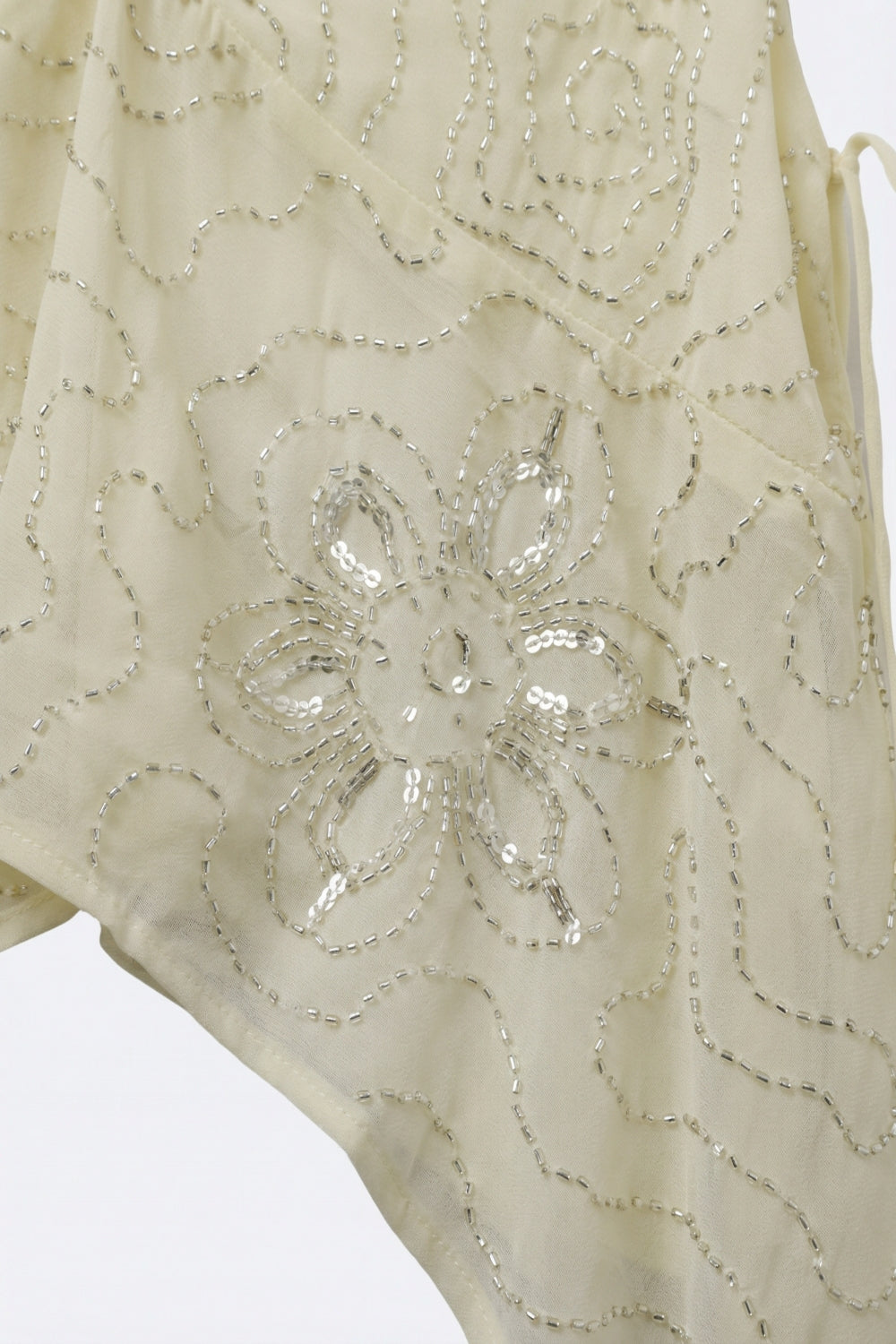 Blusa de Chiffon Creme com Barra Assimétrica e Apliques de Miçangas