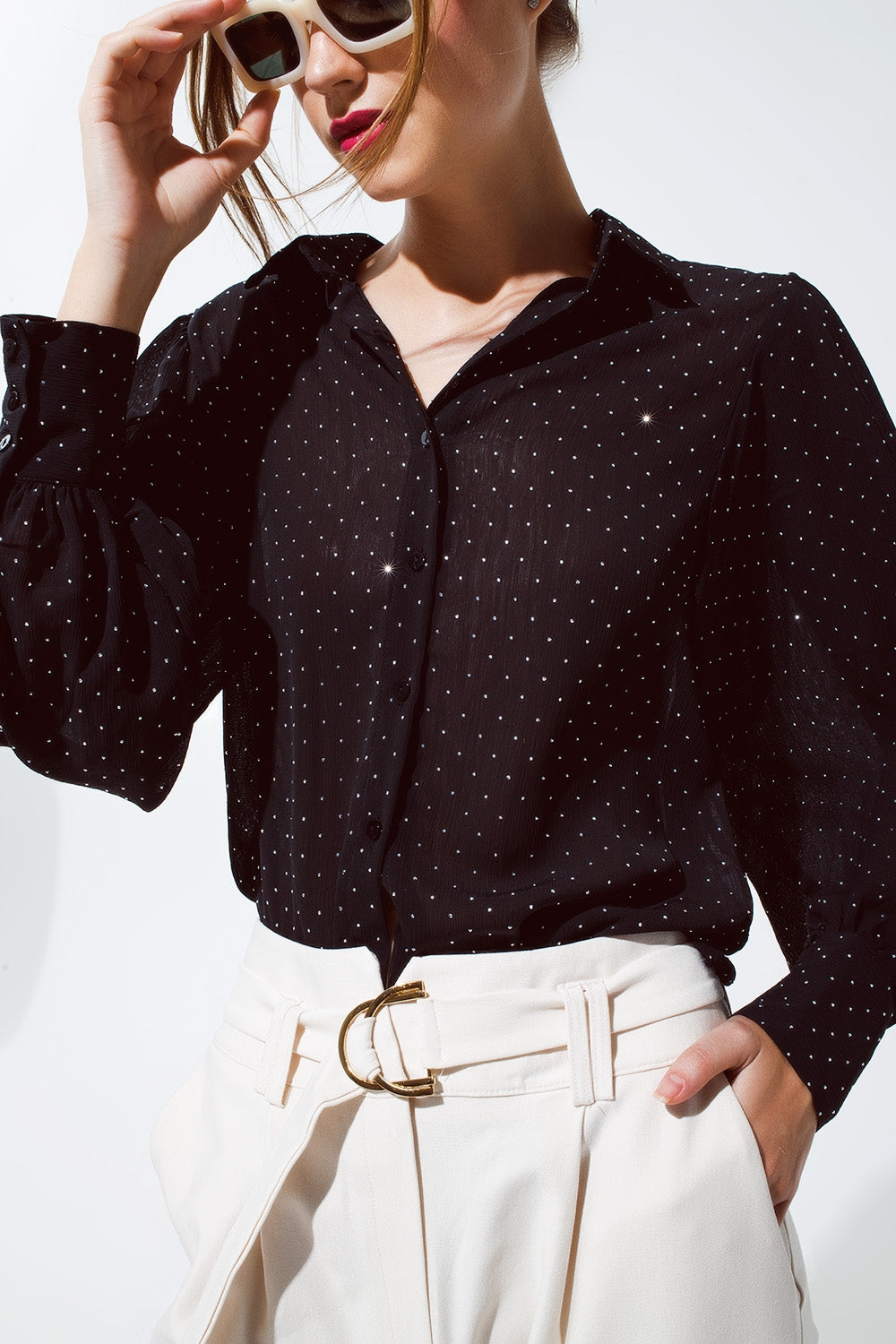 Blusa em preto com detalhes de strass