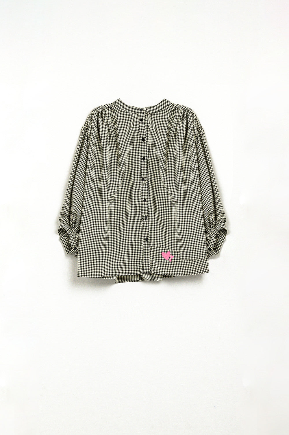 Blusa xadrez oversized preta e creme com detalhe de coração