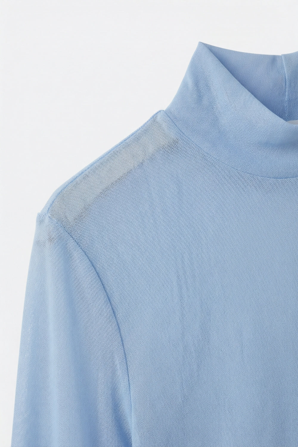 body de gola alta com mangas compridas em chiffon de malha transparente na cor azul claro