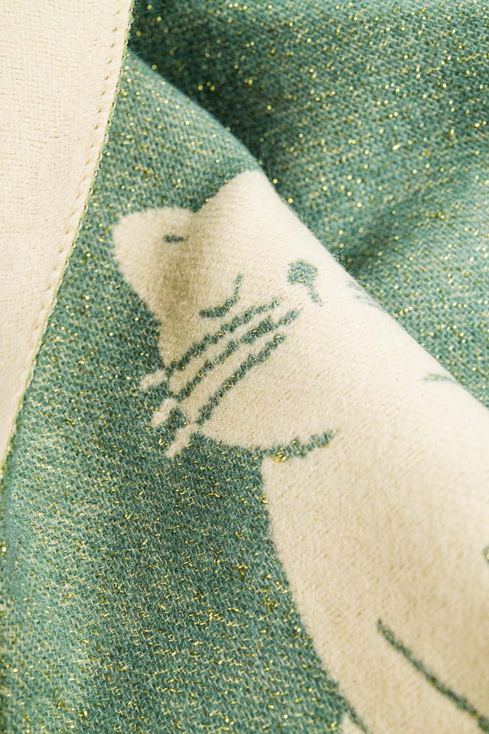 Cachecol largo em verde-água com estampado de gato