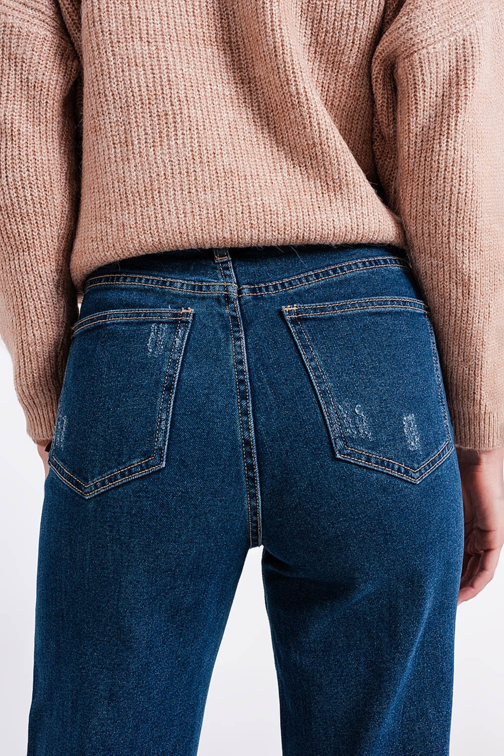 Calças de ganga azuis de cintura alta com bainhas viradas para cima