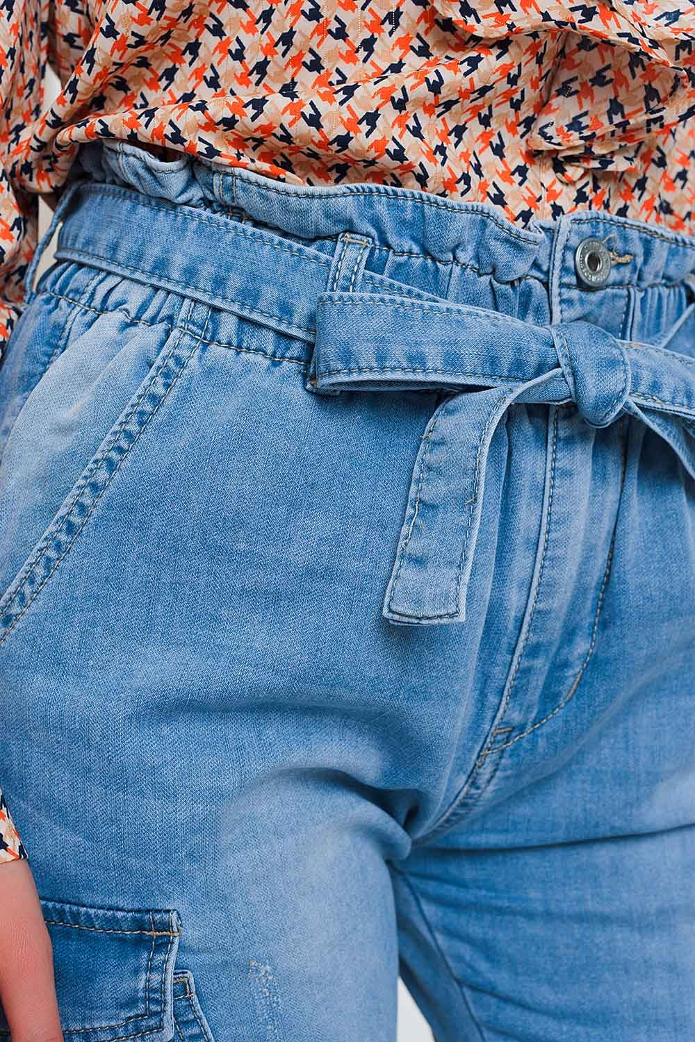 Calças de ganga azul claro com cintura e cinto