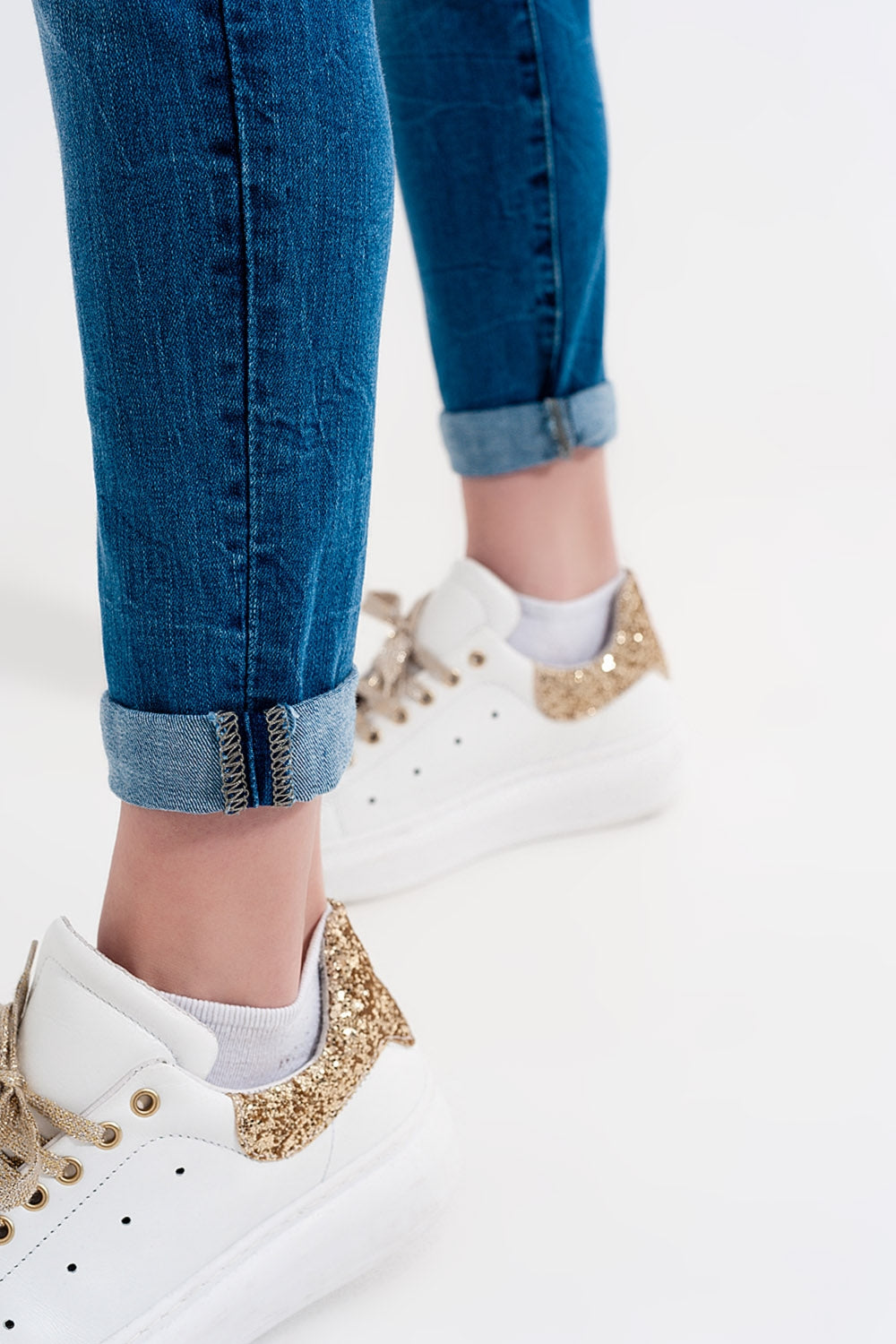 Calças de ganga azul lavadas com rasgos