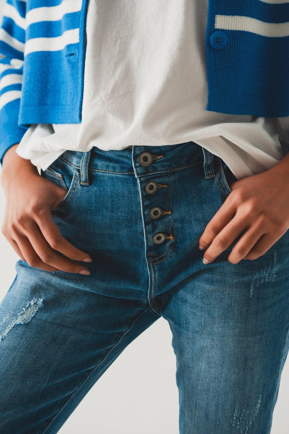 Calças de ganga com botão à frente
