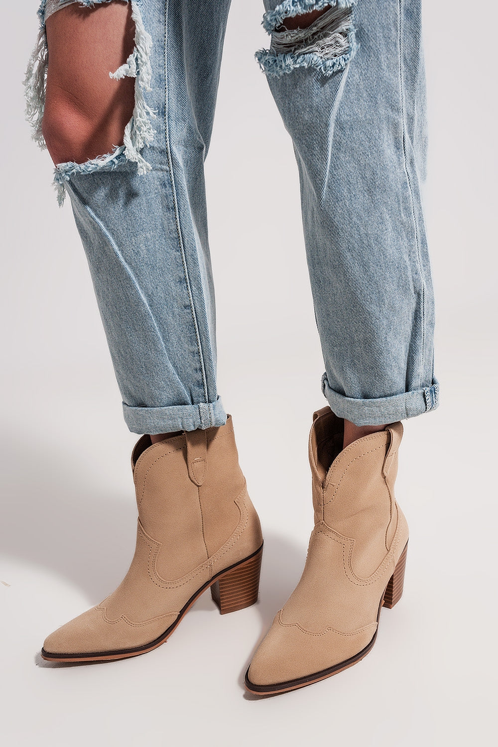 Calças de ganga de cintura alta com lavagem ligeira e rasgos