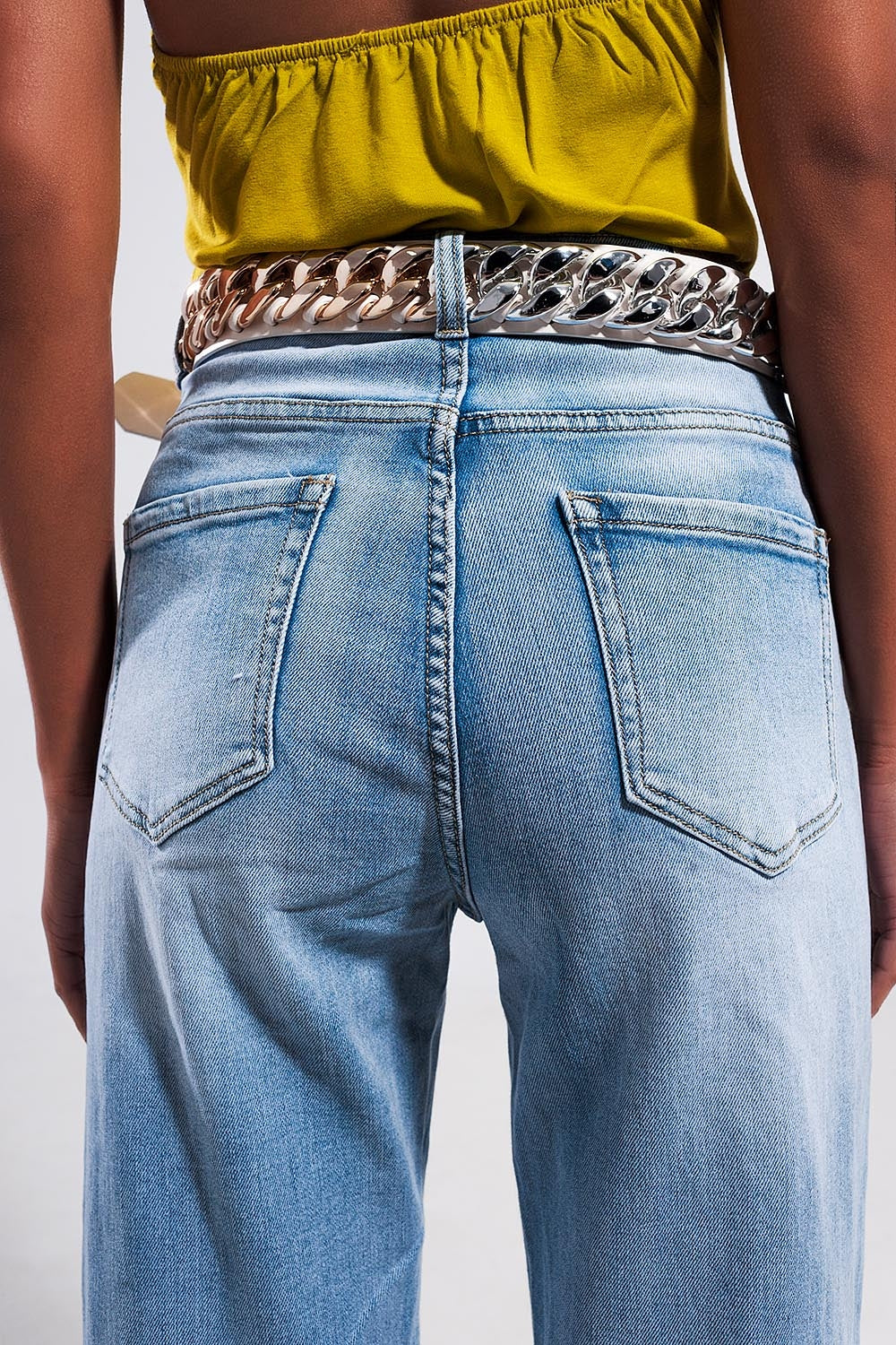 Calças de ganga de cintura alta e perna larga em lavagem ligeira