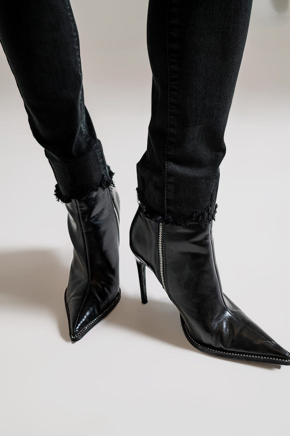 Calças de ganga de cintura alta pretas e escanzeladas