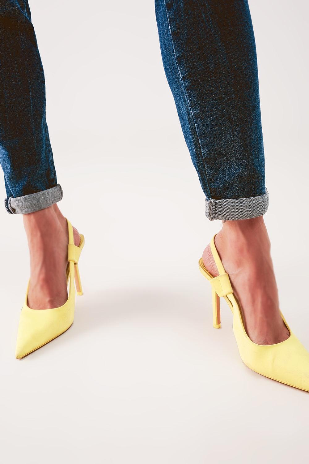 Calças de ganga de lavagem média com cintura alta e ajuste apertado