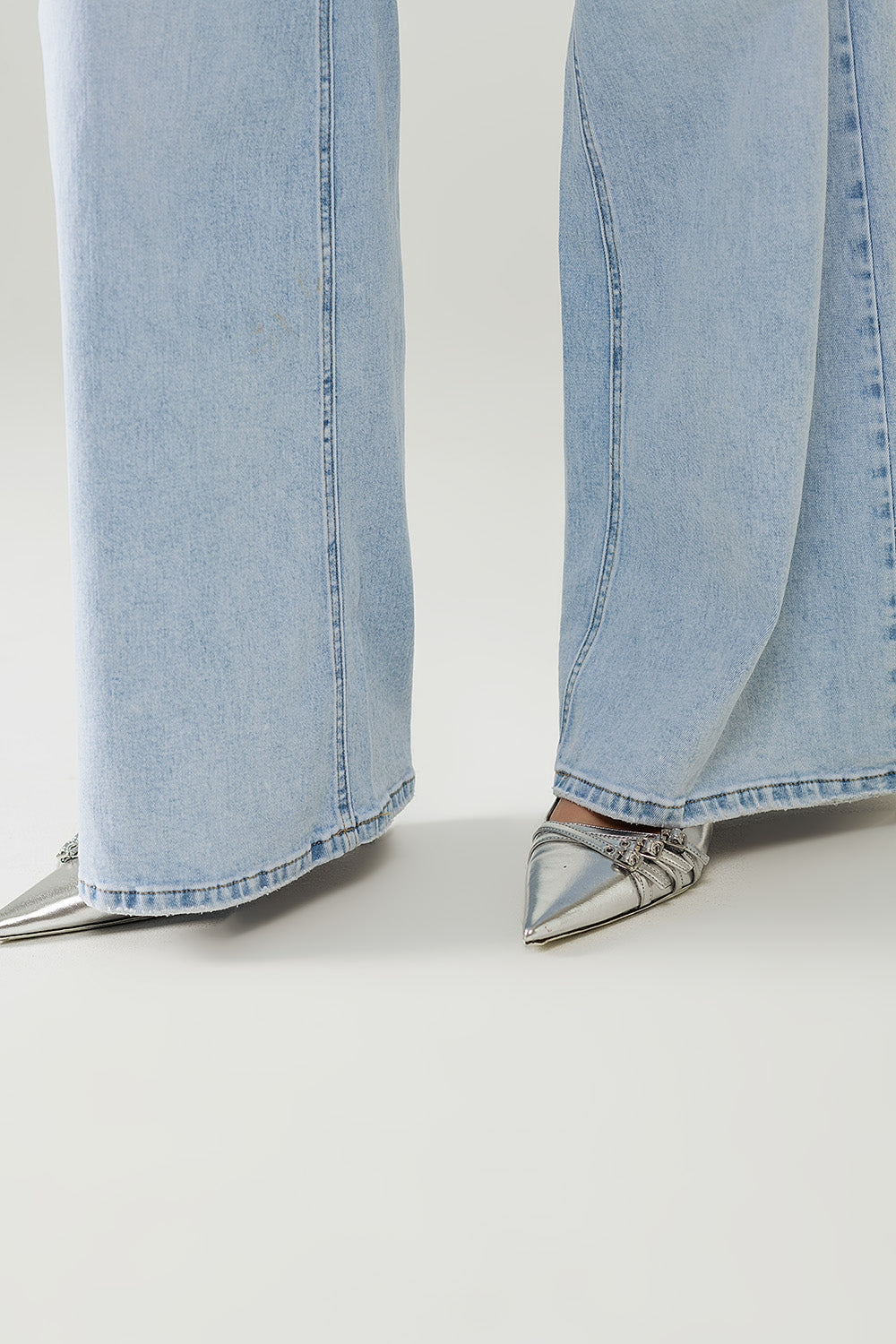 calças de ganga de perna larga de lavagem clara com elasticidade