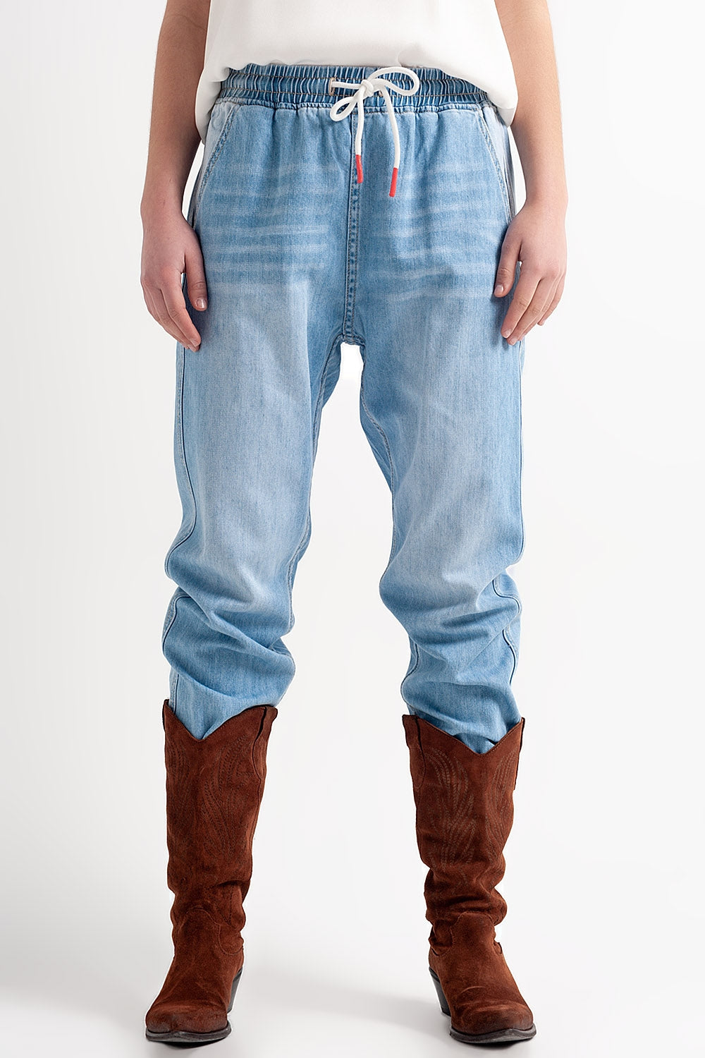 Calças de ganga leves estilo joggers de lavagem média