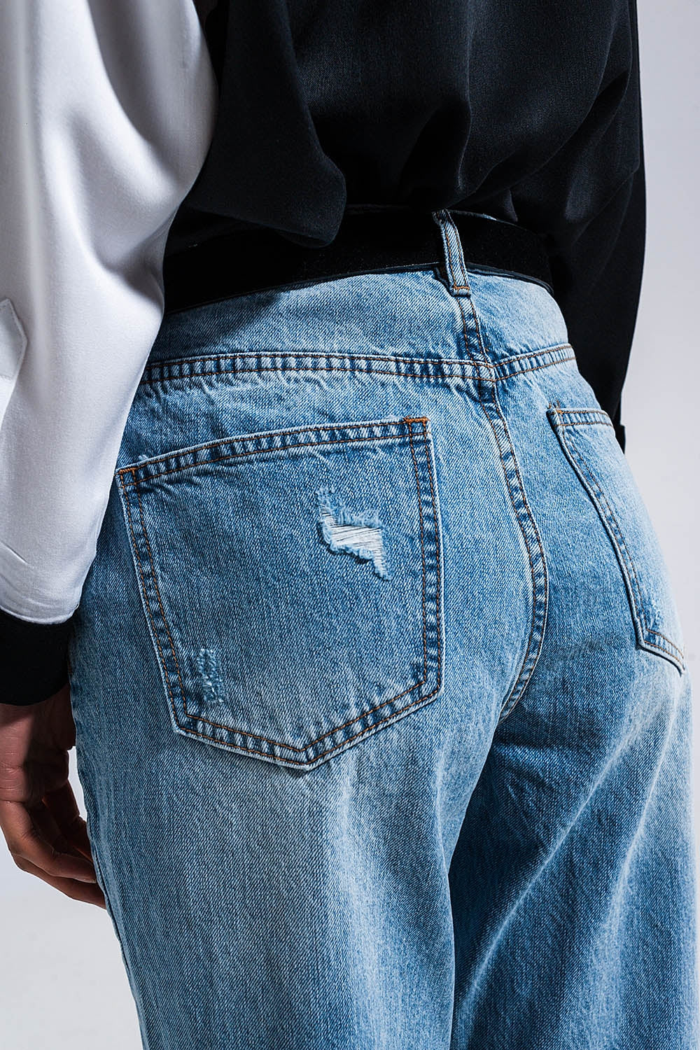 Calças de ganga médias azuis de perna direita com efeito de desgaste