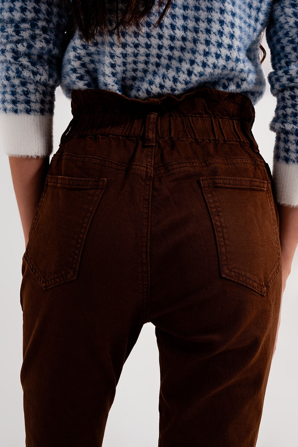 Calças de ganga Mom com cintura elástica em castanho