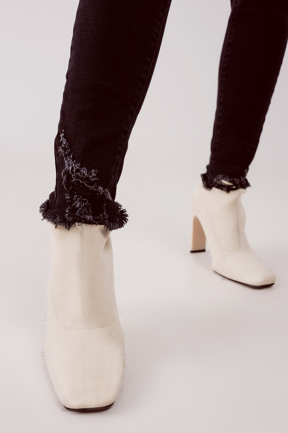 Calças de ganga preto com corte apertado e rasgos decorativos