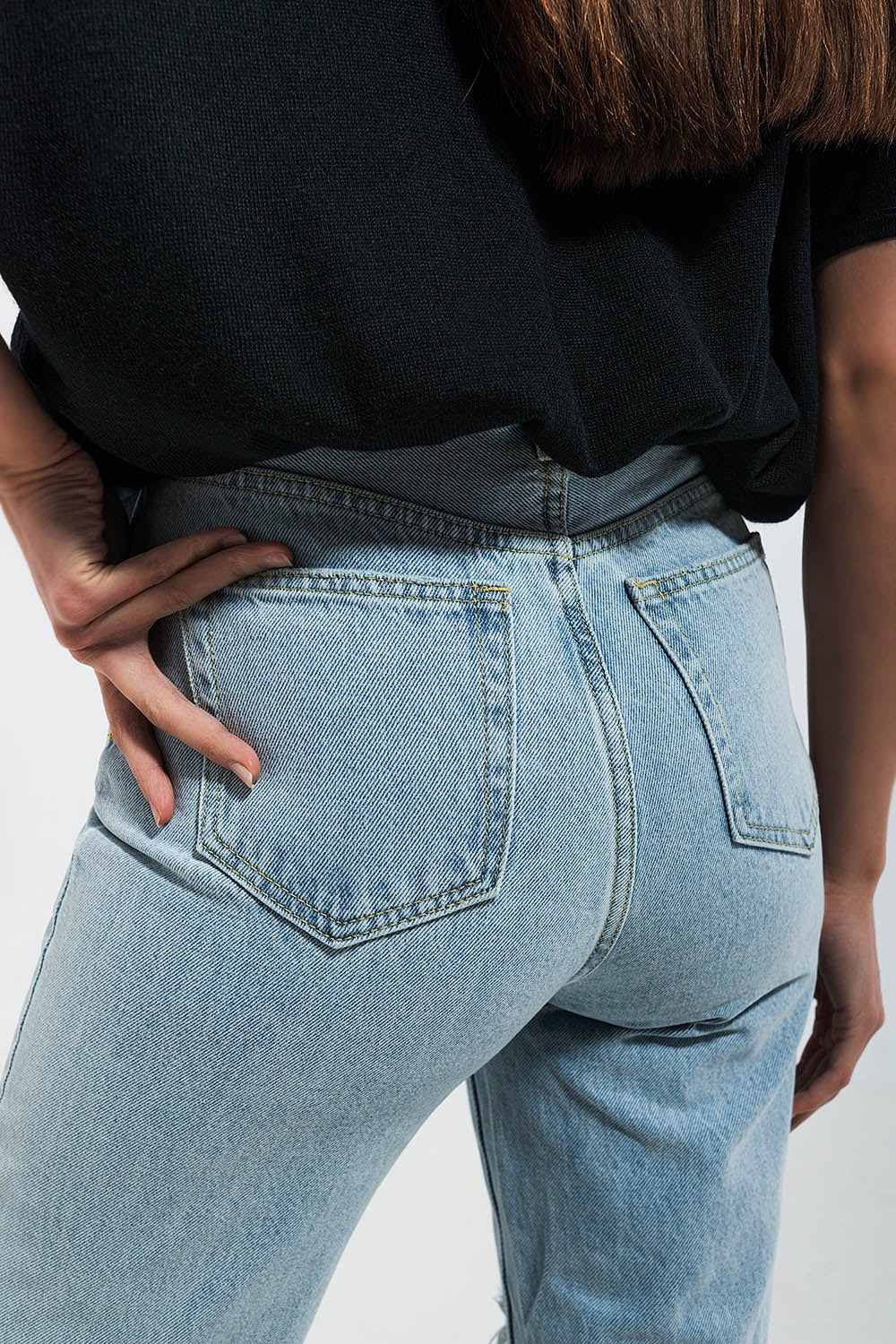 Calças de ganga rasgadas com adesivo em lavagem ligeira