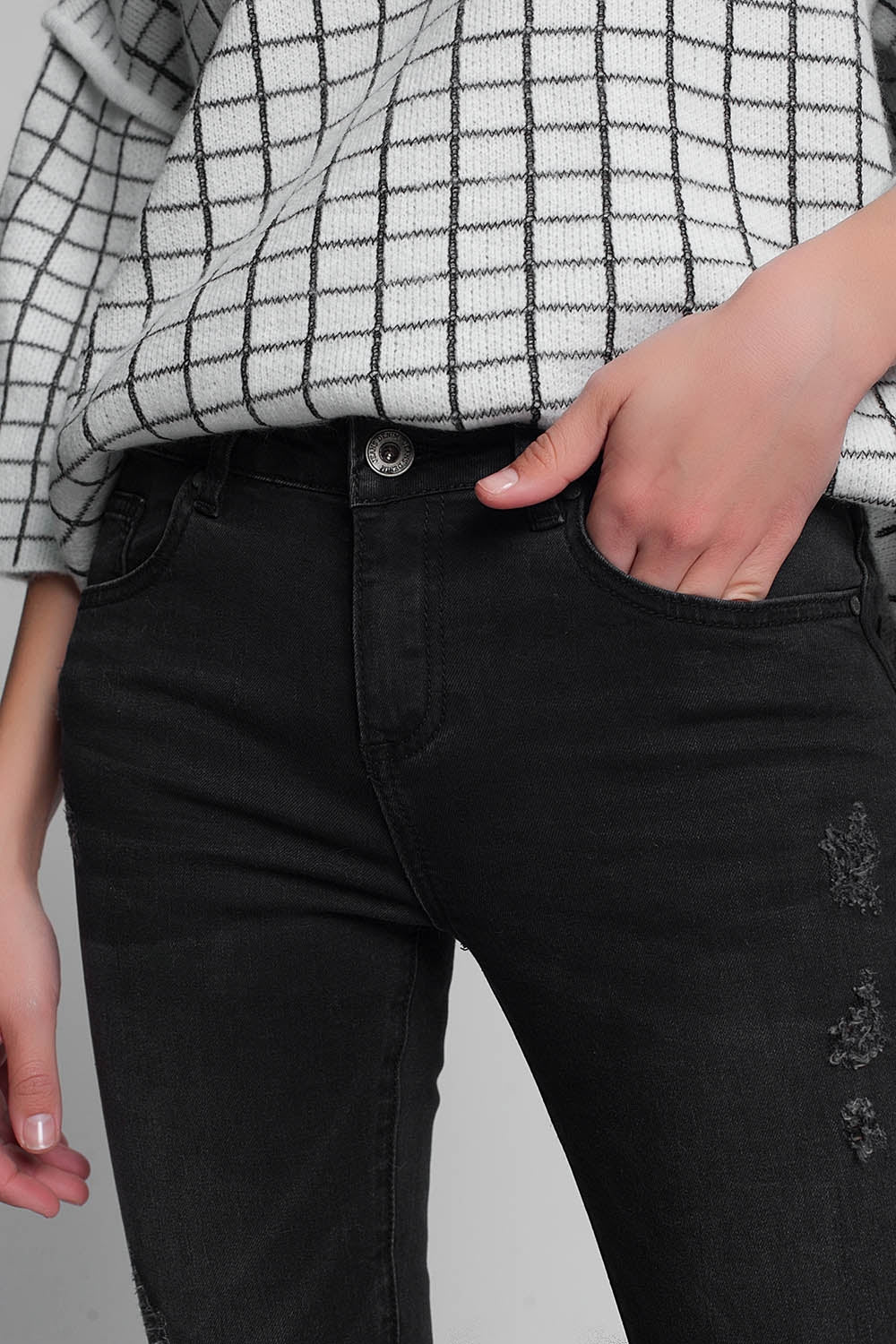 Calças de ganga rasgadas e bem ajustadas em preto descolorido