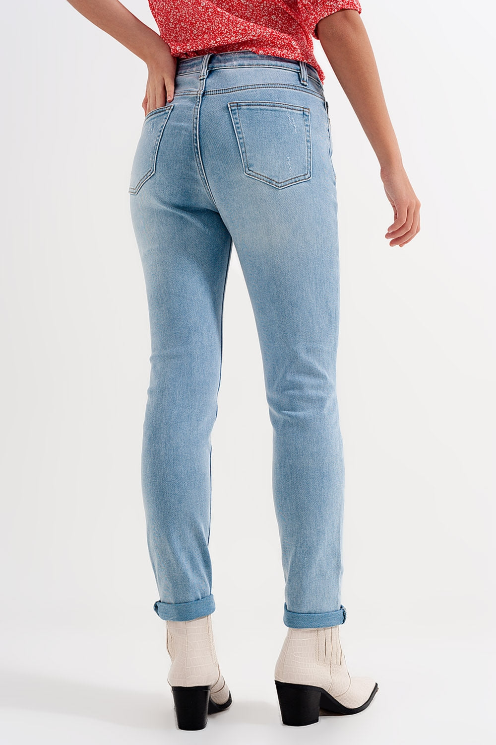 Calças de ganga rasgadas e descoloridas