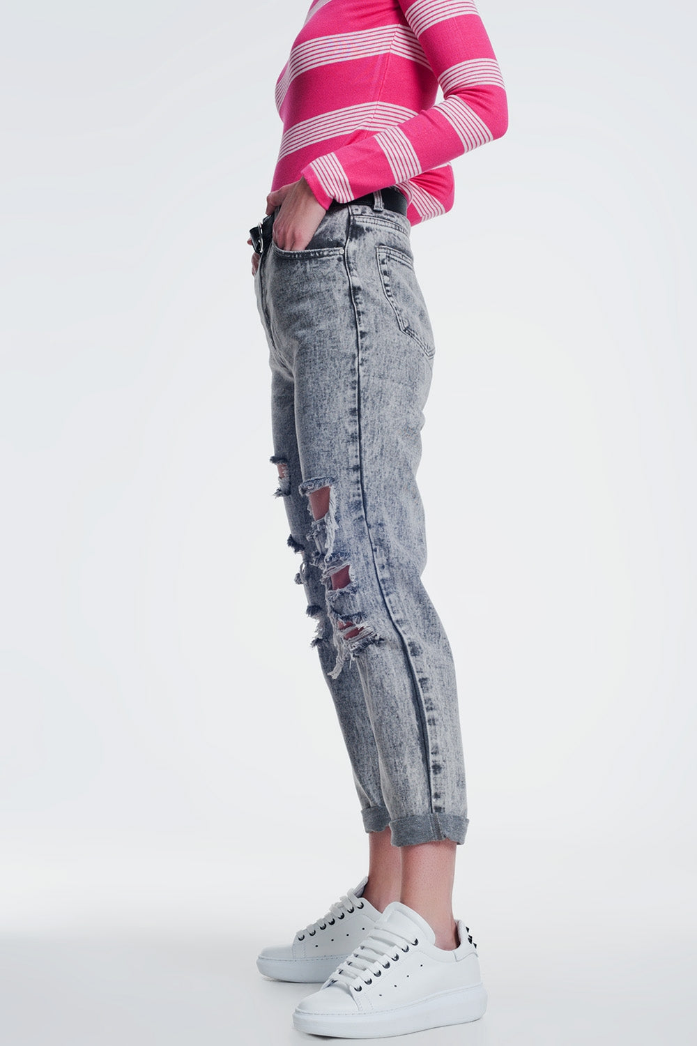 calças de ganga rasgados em cinza
