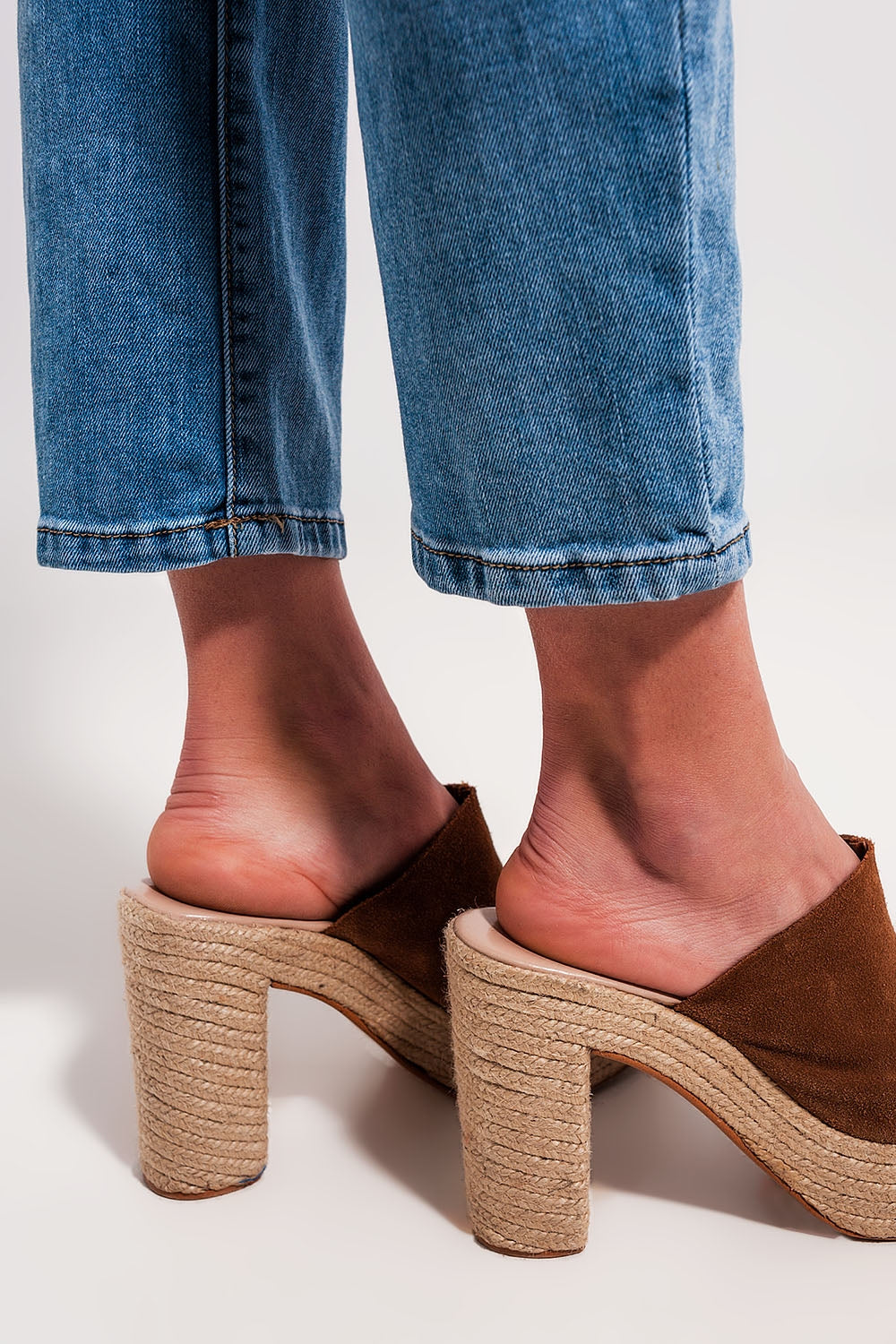 Calças de ganga rectas de cintura alta com lavagem ligeira e detalhe de cintura