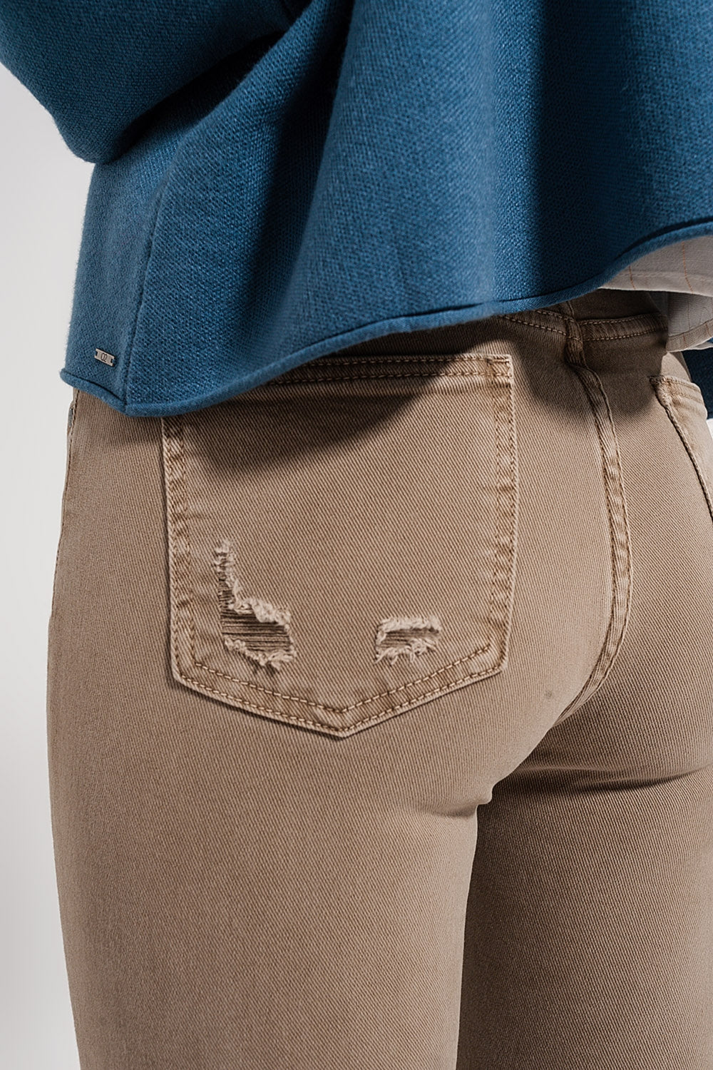 Calças de ganga skinny beges com bainhas inacabadas