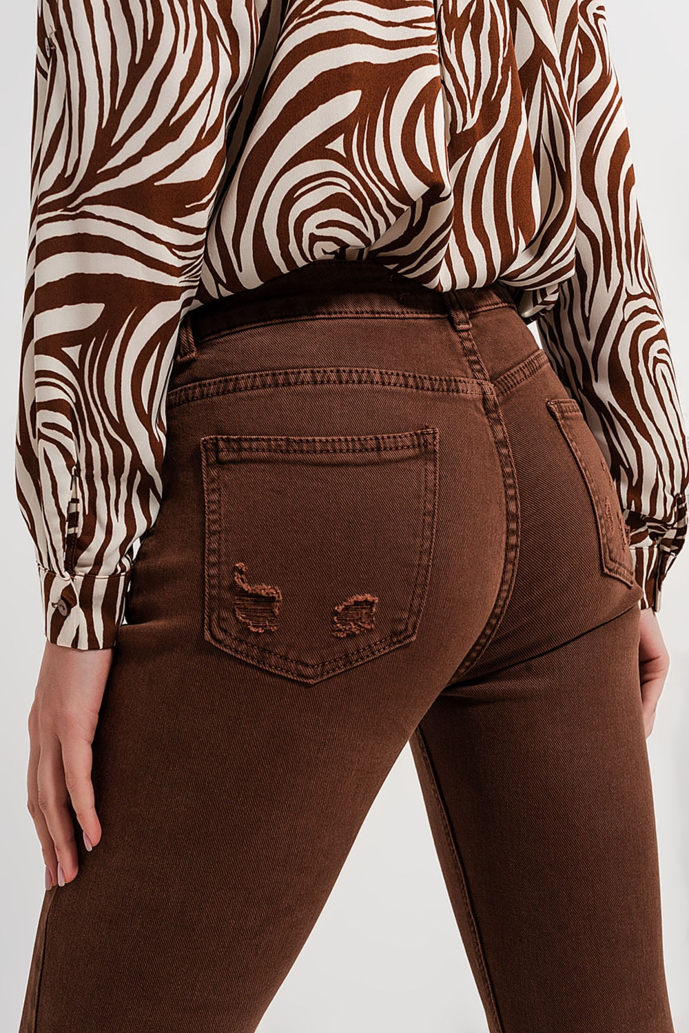 Calças de ganga skinny castanhas com bainhas inacabadas