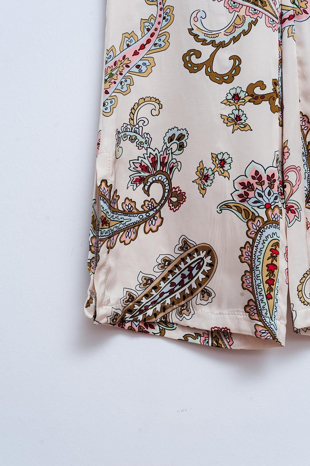 Calças de perna larga macias com padrão floral paisley