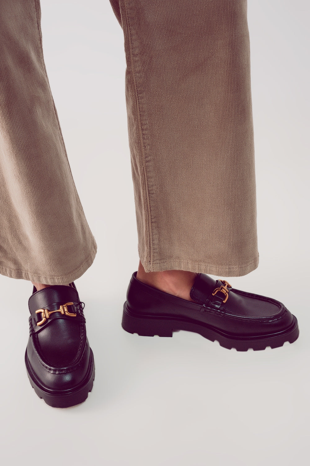 Calças de veludo bege com corte curto