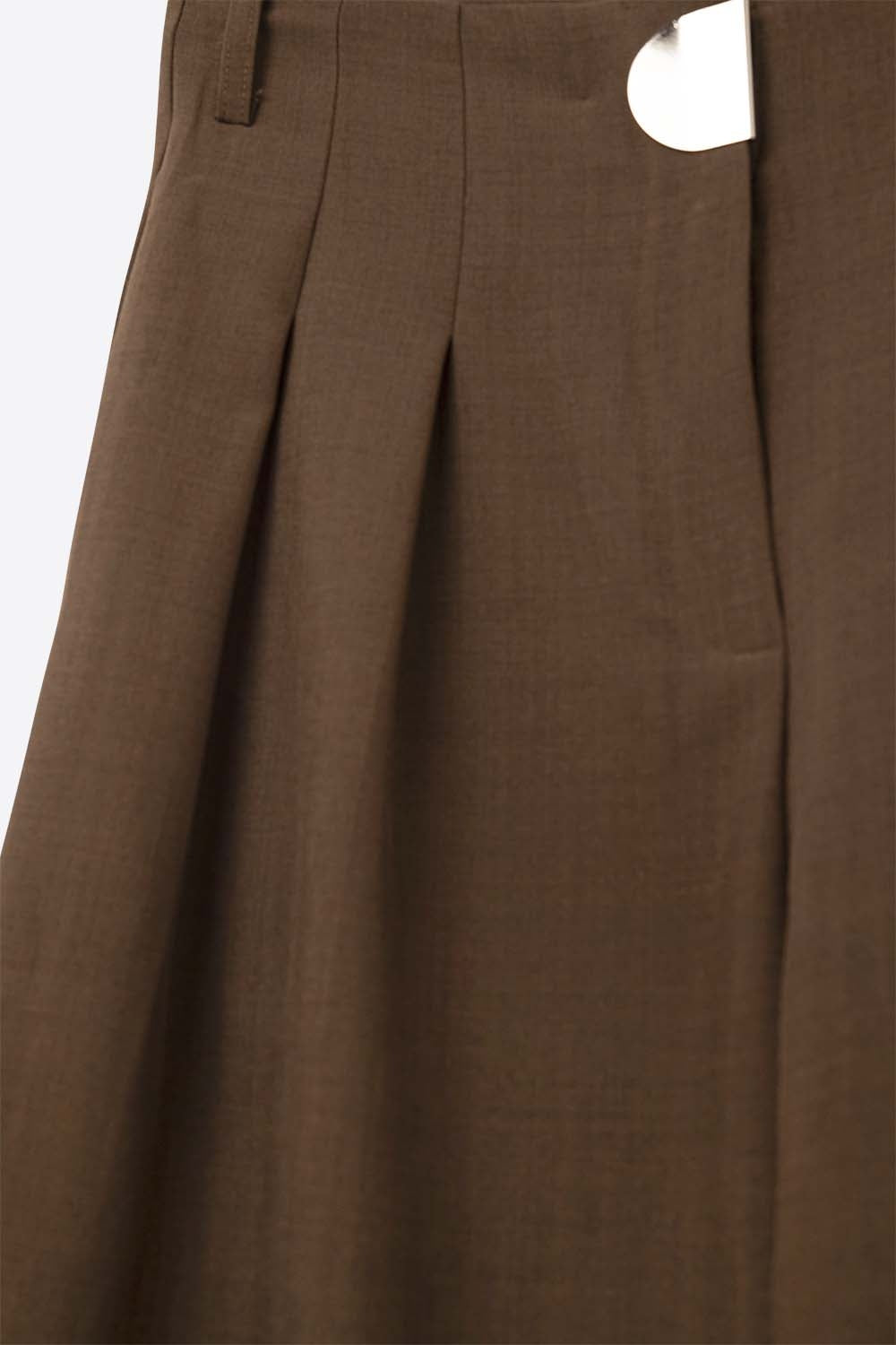 Cal�as largas plissadas camel com fivela met‡lica