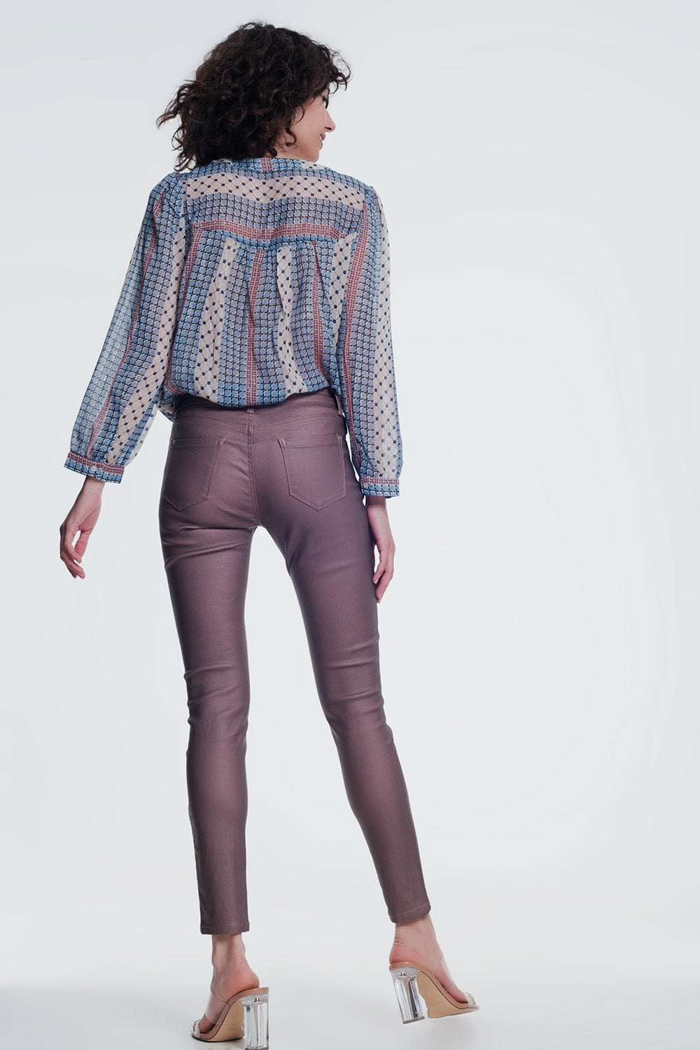 calças revestidas em rosa