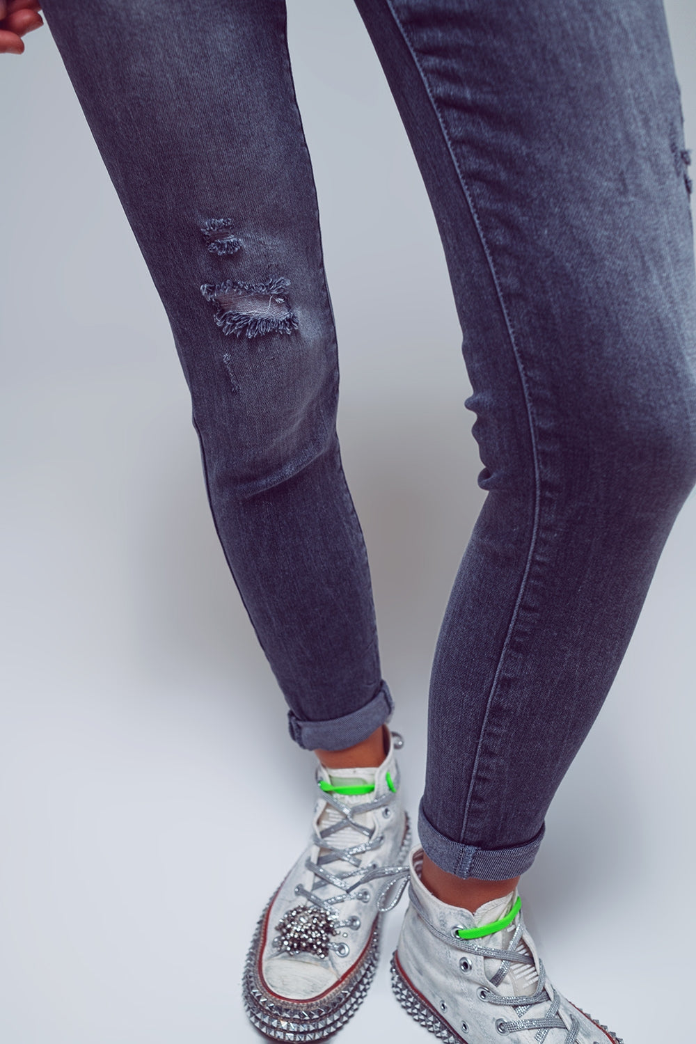 Calças Skinny Fit Escuras Rasgadas