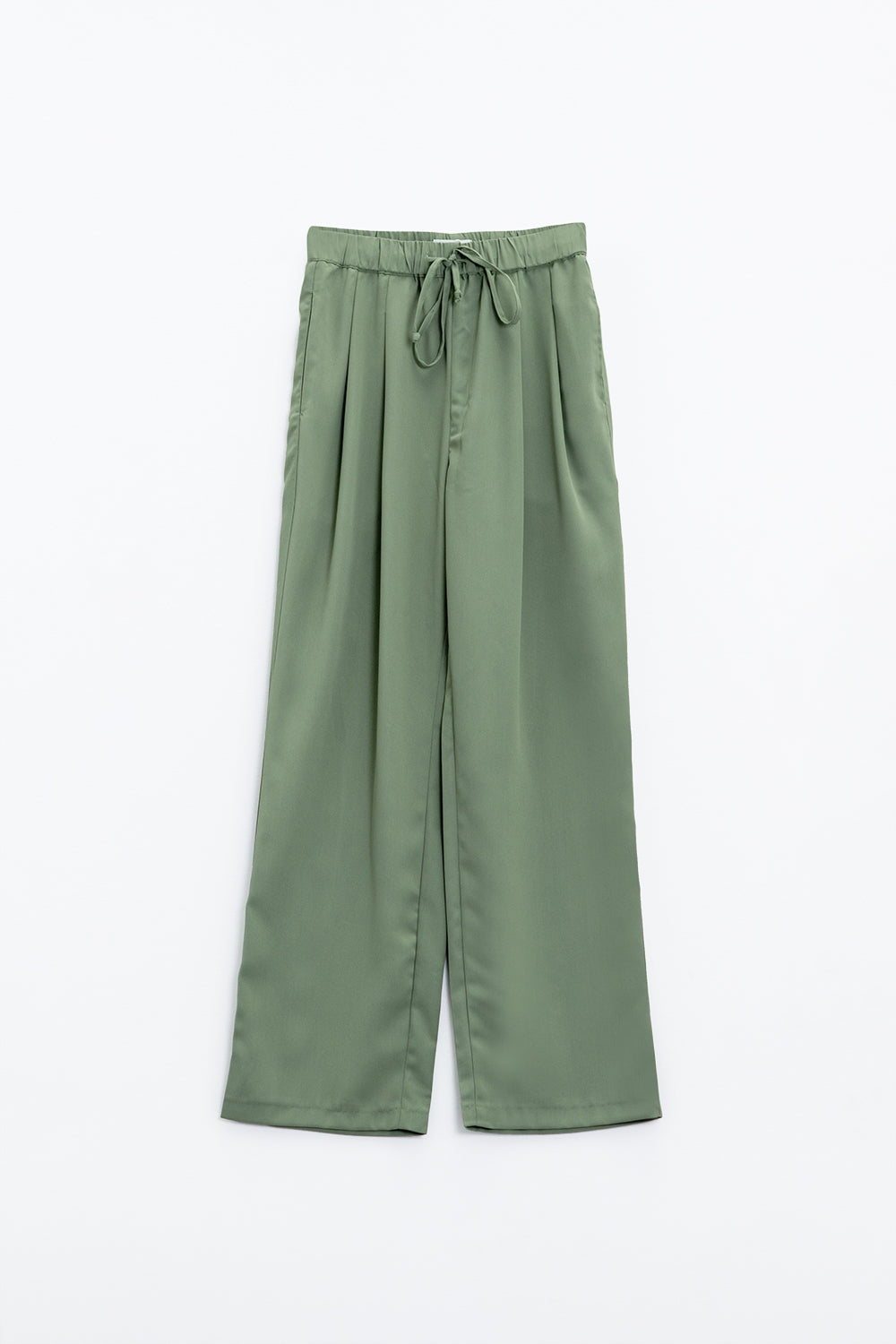 Calças verdes com bolsos à frente e fecho com cordão