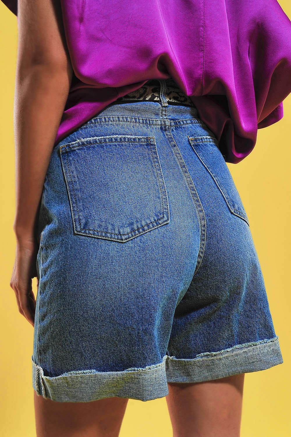 Calções em azul com plaqueta de botão frontal