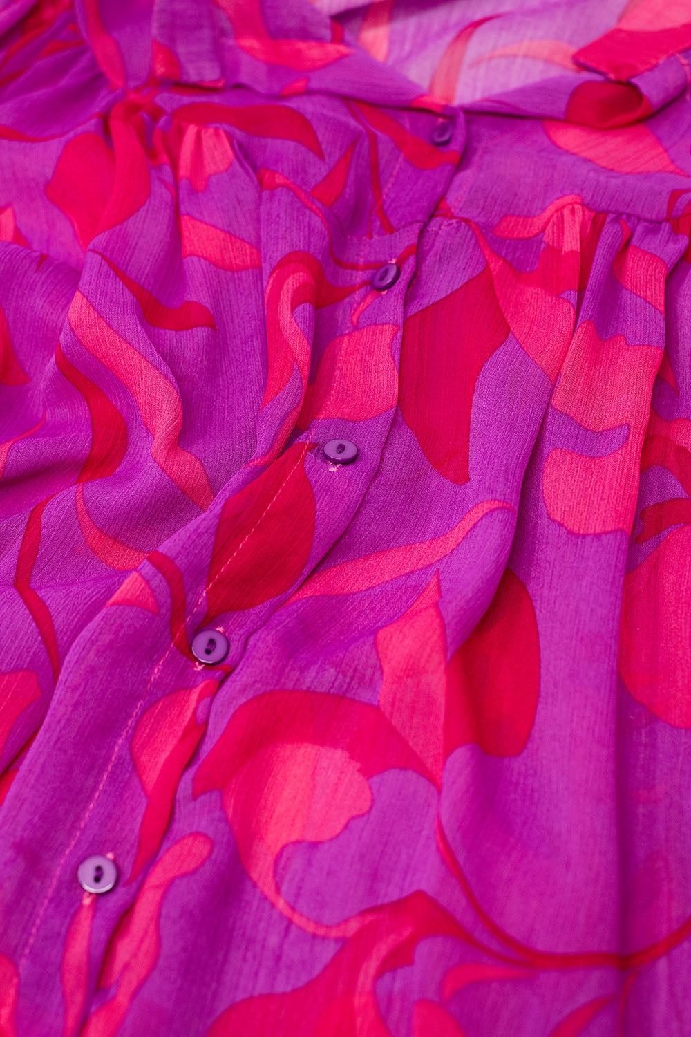 Camisa abstrata com mangas curtas em rosa e vermelho