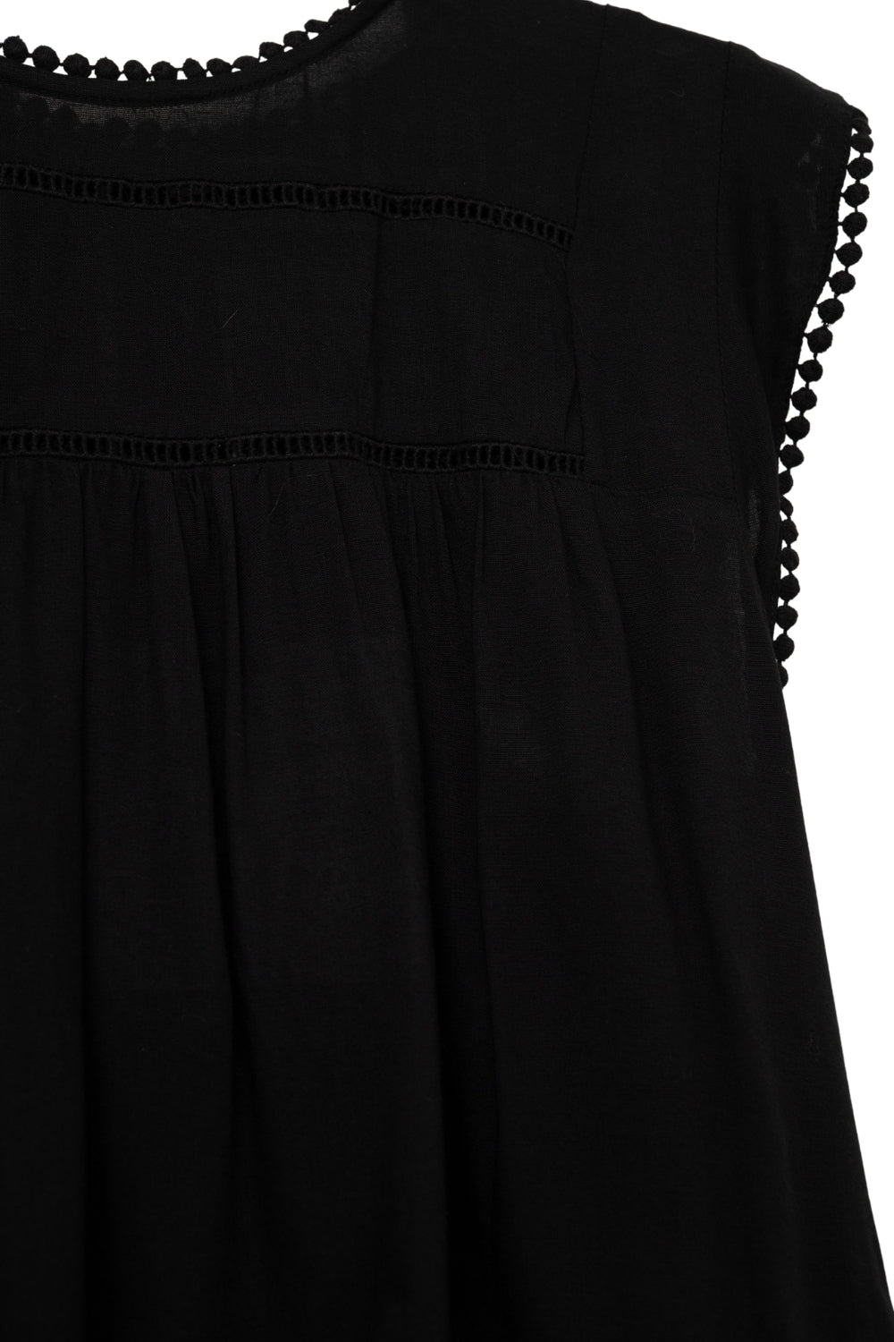 Camisa assimétrica preta com pormenores de pompons
