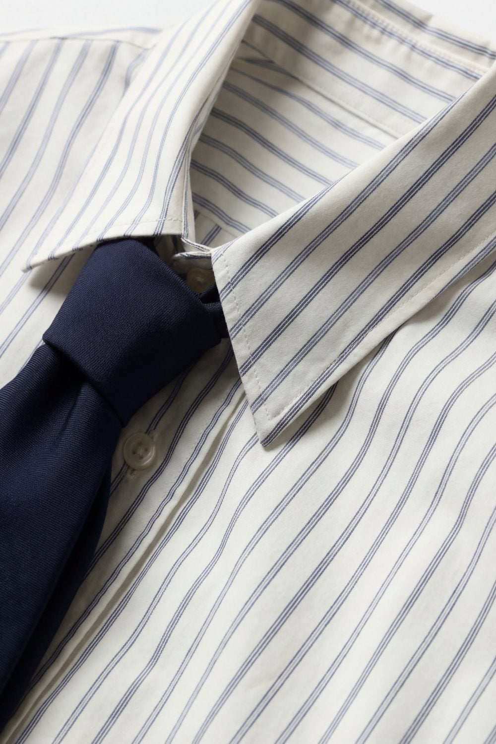 Camisa Branca de Risca de Giz com Detalhe de Gravata