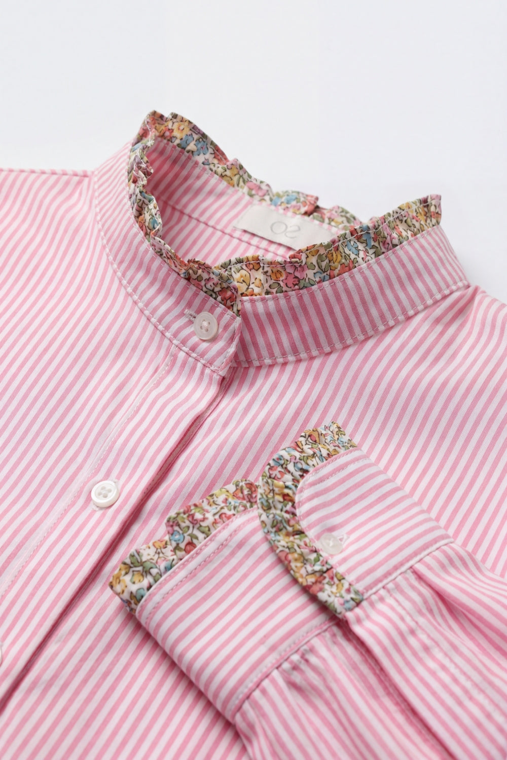 Camisa com botões às riscas cor-de-rosa e guarnição floral