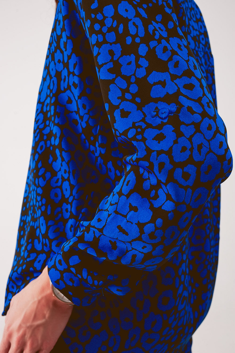 Camisa com padrão animal em cor azuis