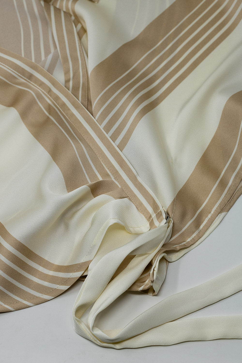 Camisa creme atada na lateral com decote em V