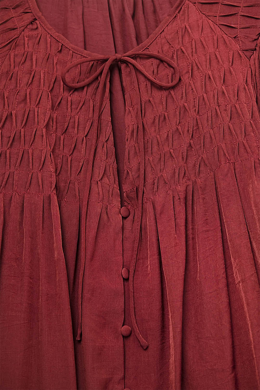 Camisa de cetim vermelha chique com renda